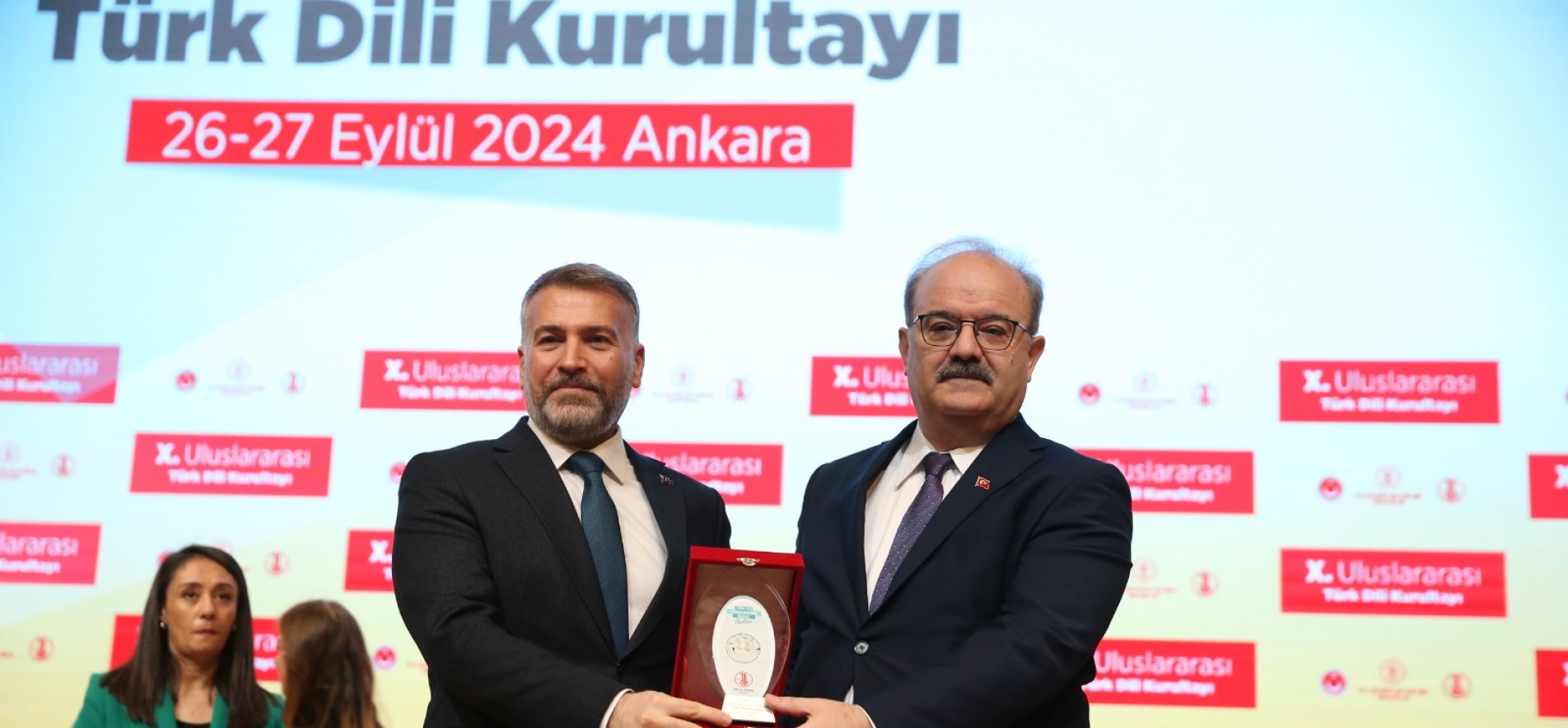 MİLLÎ EĞİTİM BAKANLIĞINA TÜRK DİLİNE HİZMET ÖDÜLÜ